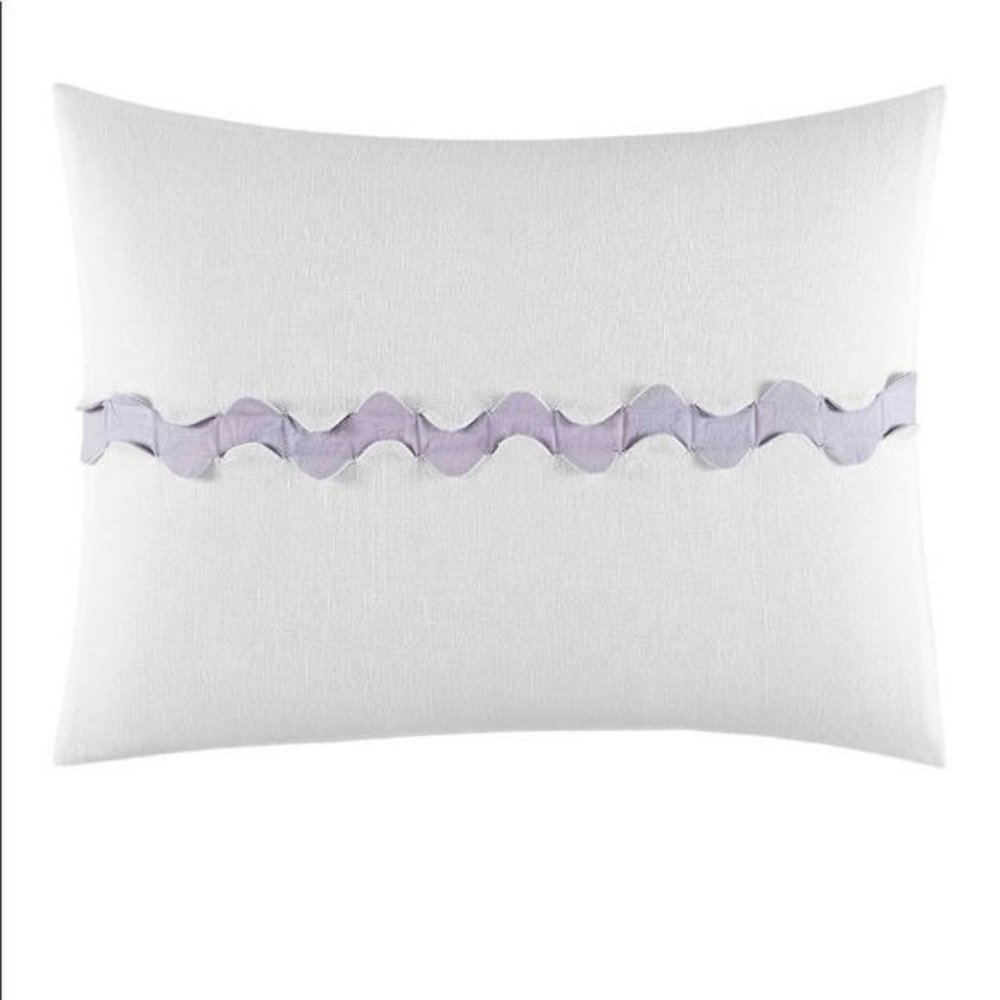 Vera Wang Ghost Flower Center Scallop Breakfast Pillow